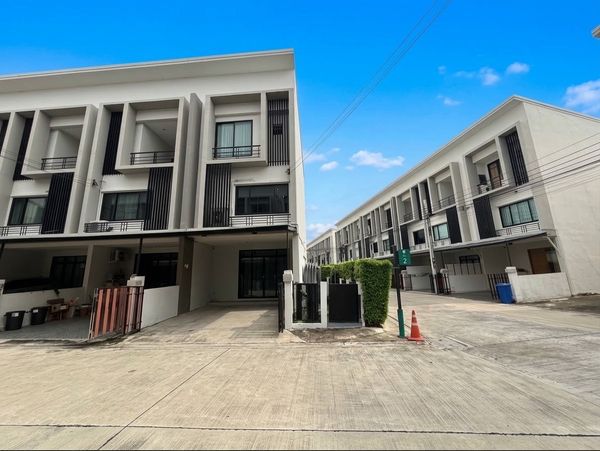 🔥 BRAND-NEW CORNER TOWNHOME – FULLY BUILT-IN &amp; MOVE-IN READY! 🔥  🏡 Cher Wongwaen–Sathorn 📍 Conveniently located near Bang Khae District Office