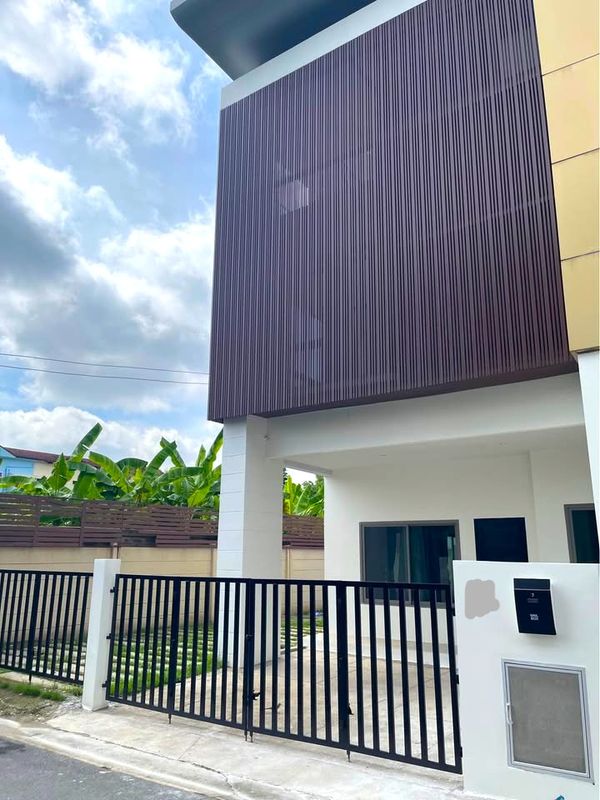 Corner townhome, ideal for residential use or home office. 176 sq m of usable space. Opposite Central Plaza, near the BTS Skytrain. 