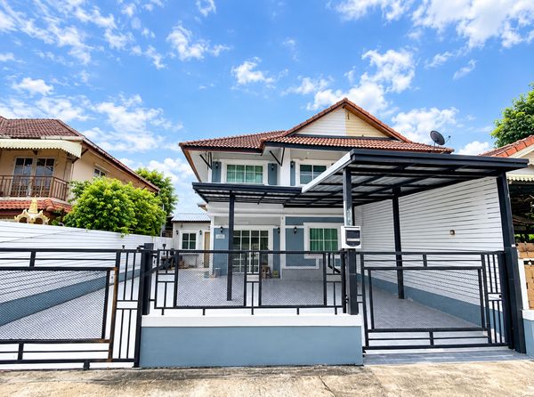 Baan Pruksa 3 Bang Bua Thong, near the Khlong Bang Phai BTS station, semi-detached house, little unused space. Cute price!!! *Much discount from the advertised price.