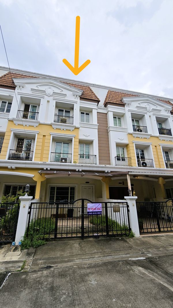 Close to 2 Train Lines! Only 20 Minutes to Sathorn!! For sale: 3-storey townhome at Urban Sathorn, Ratchaphruek, in a prime location directly connected to Ratchaphruek Road. Enjoy extra privacy with no house directly opposite, 