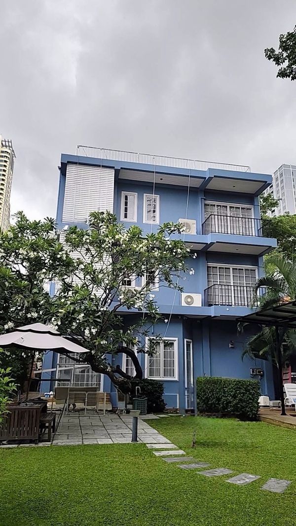 Investment House for Sale on Sukhumvit Soi 26 with a Tenant and 157.5 Sq.wah of Land 