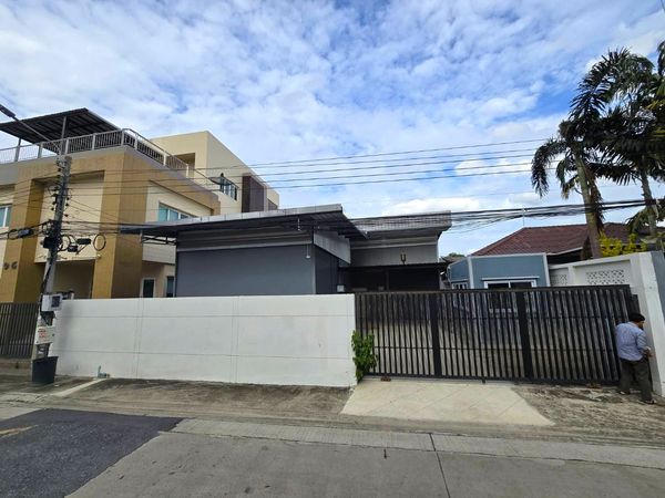 Warehouse on Therd Ratchan Road, with office space have A/C. Only 5 mins from Don Mueang Airport. 