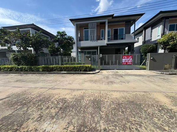 Prime location next to Kanchanaphisek Ring Road and only 5 minutes from Fashion Island. Brand-new detached house for rent at Sena Park Grand Ramindra. Designed under the “Green Smart Design” 