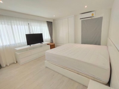 🔥Rent Now🔥 2-bedroom, 2-bathroom apartment near MRT Sala Daeng station. Fully furnished and ready to move in.