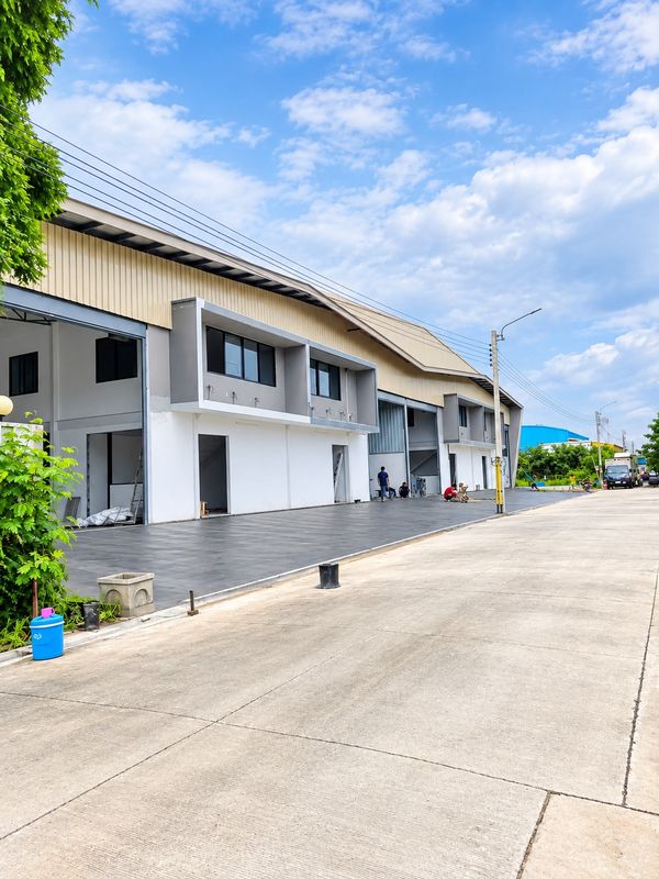 Warehouse with office for rent (newly built) Phraya Suren 22, Ramintra 109, good location, convenient travel.