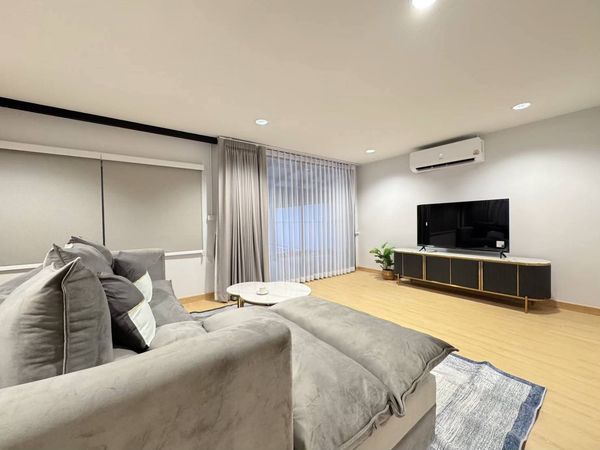 💥CP-12022💥 Detached house for rent in the city center, featuring a swimming pool with a beautiful view and located near MRT Huai Khwang. 👉Add Line ID: @luxeliving