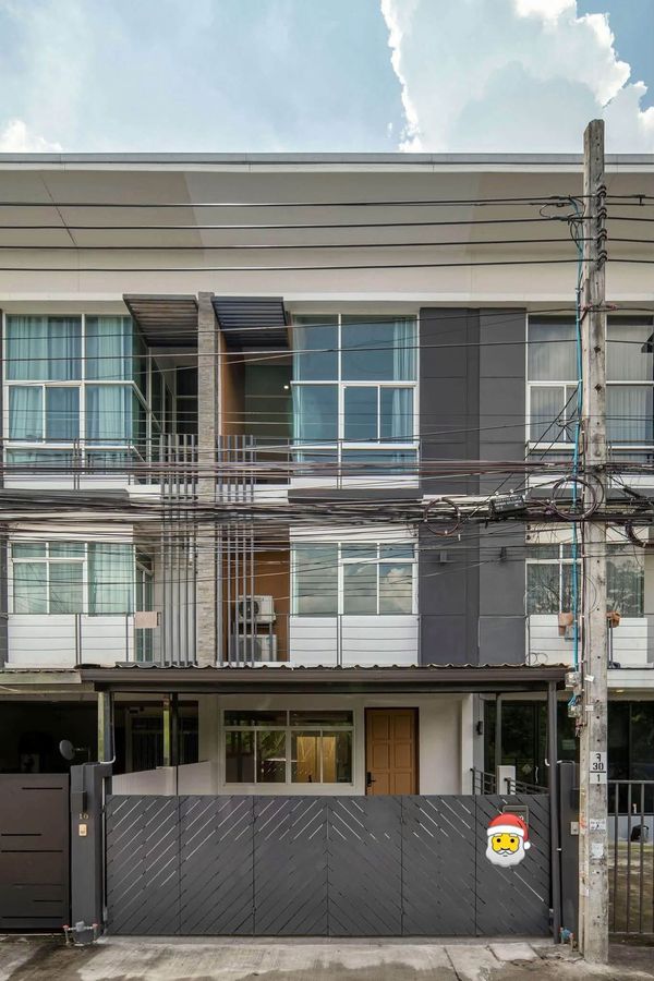 🏡✨ Newly renovated townhome Lat Phrao-Nakniwat 48, 4 bedrooms, 5 bathrooms, Modern Loft | Big space | Complete functions | Convenient travel location Beautiful house, completely renovated.