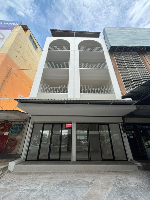🏢 ขาย/ให้เช่า — อาคารพาณิชย์มุมถนน 2 คูหา 📍 ห่างจาก BTS แบริ่ง 0 เมตร ♥ ✅ อาคารพาณิชย์มุมถนน 2 คูหา😎Tel. 084-694-8888