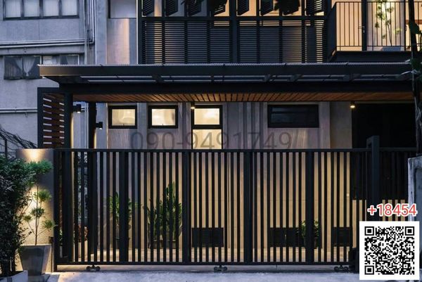 For rent, 3-story detached house, Sukhumvit 28, near BTS Phrom Phong.