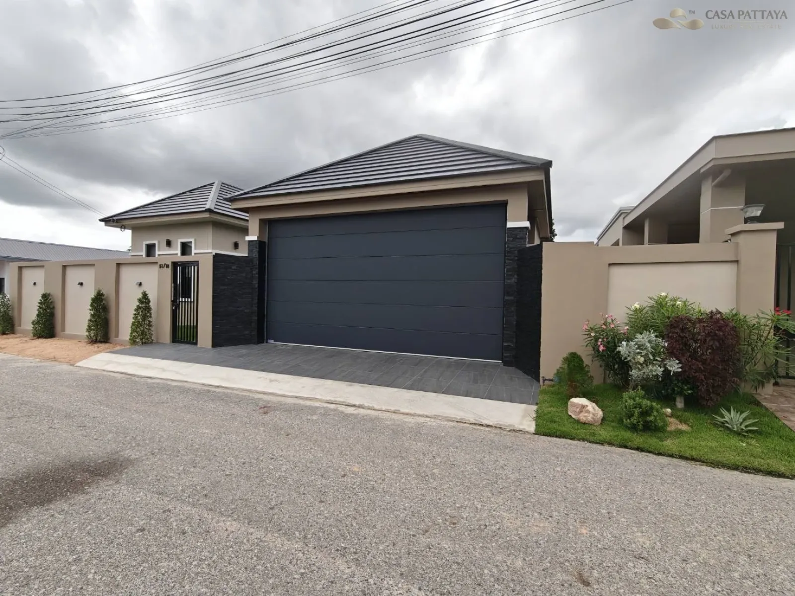 New Detached House for Sale: Spacious Area, Pong-Mabprachan New Detached House for Sale: Spacious Area, Pong-Mabprachan