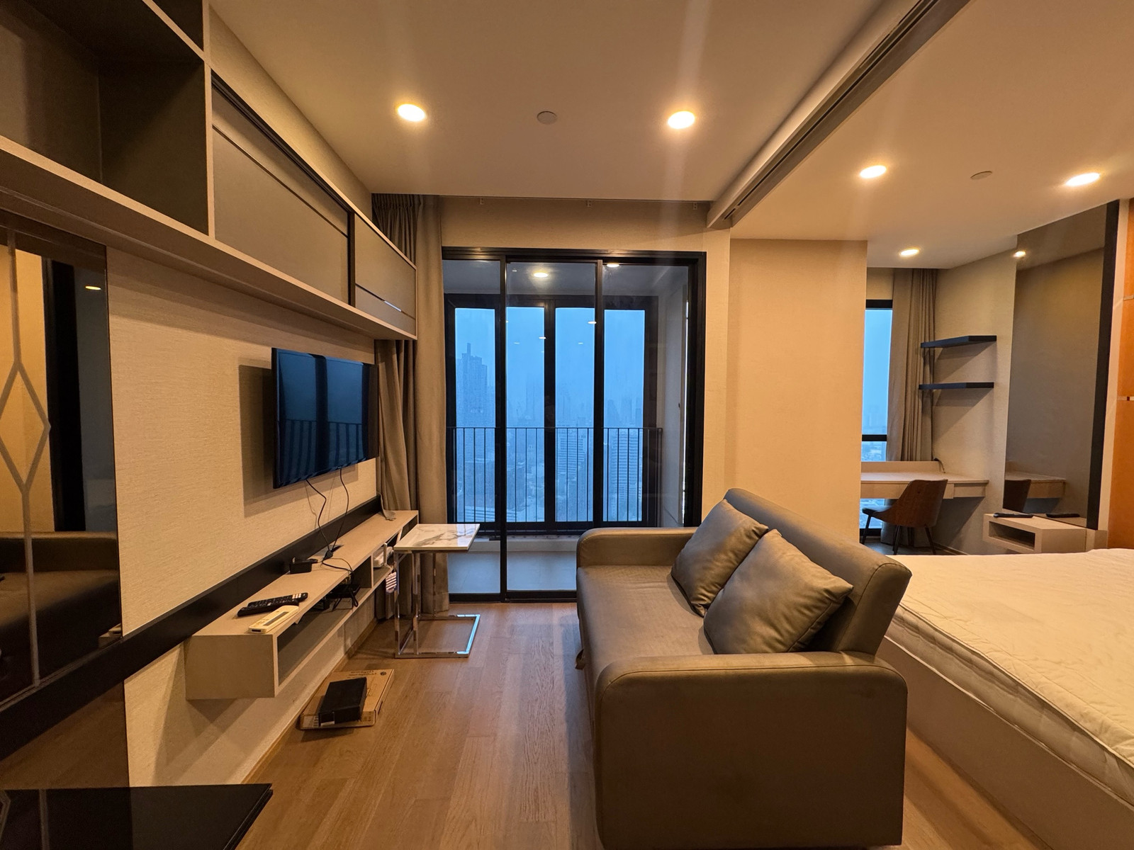For rent, 1 bedroom, Ashton Chula, price 28,000 baht, contact 0869017364.