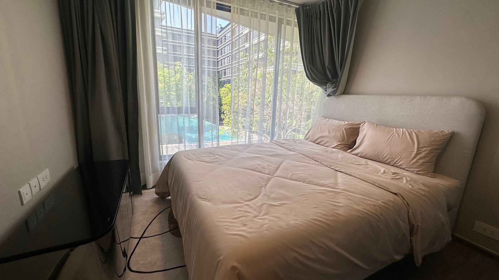 Ideo Mobi Sukhumvit 40, 3 bedrooms, 10 million baht. Current selling price is more than 3 million baht lower than the original cost.