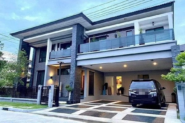 For sale-rent luxury detached house 2 floors, area 107 sq m, area 375 sq m (with built-in swimming pool), 5 bedrooms, 7 bathrooms, fully furnished, Pattanakarn-On Nut Road, newly cut, rental price 150,000 baht/month, selling for only 20 million.