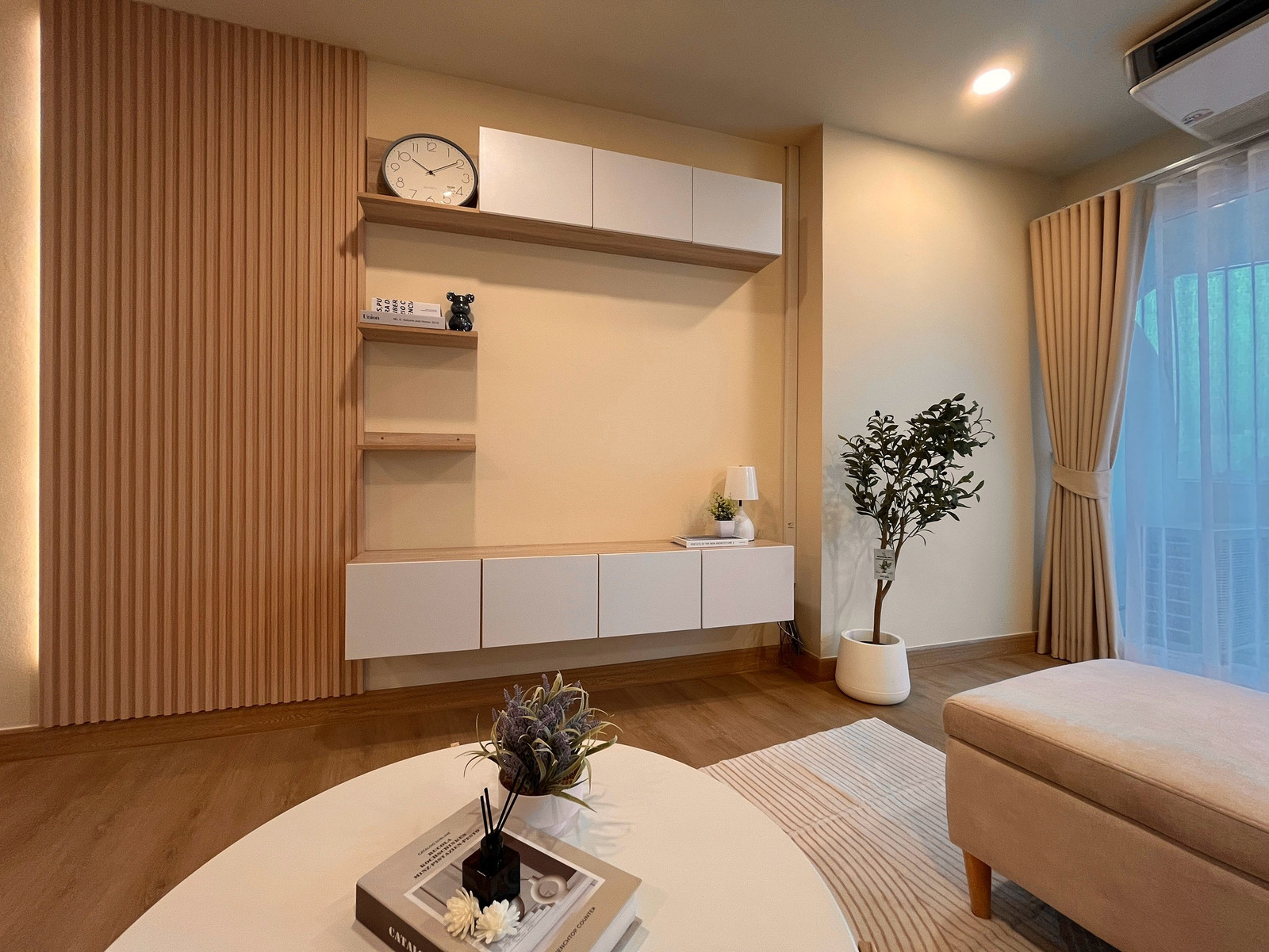 ขายคอนโดแหลมฉบังทาวเวอร์ (Laemchabang Tower) ห้องรีโนเวทใหม่ทั้งห้อง สไตล์ Minimal แต่งครบพร้อมเข้าอยู่ทันที!ห้องตำแหน่งดี พื้นที่กว้างขวางถึง 56 ตารางเมตร ได้รับการรีโนเวทและออกแบบใหม่ทั้งหมดในสไตล์ Minimal มินิมอล  – รูปที่ 2