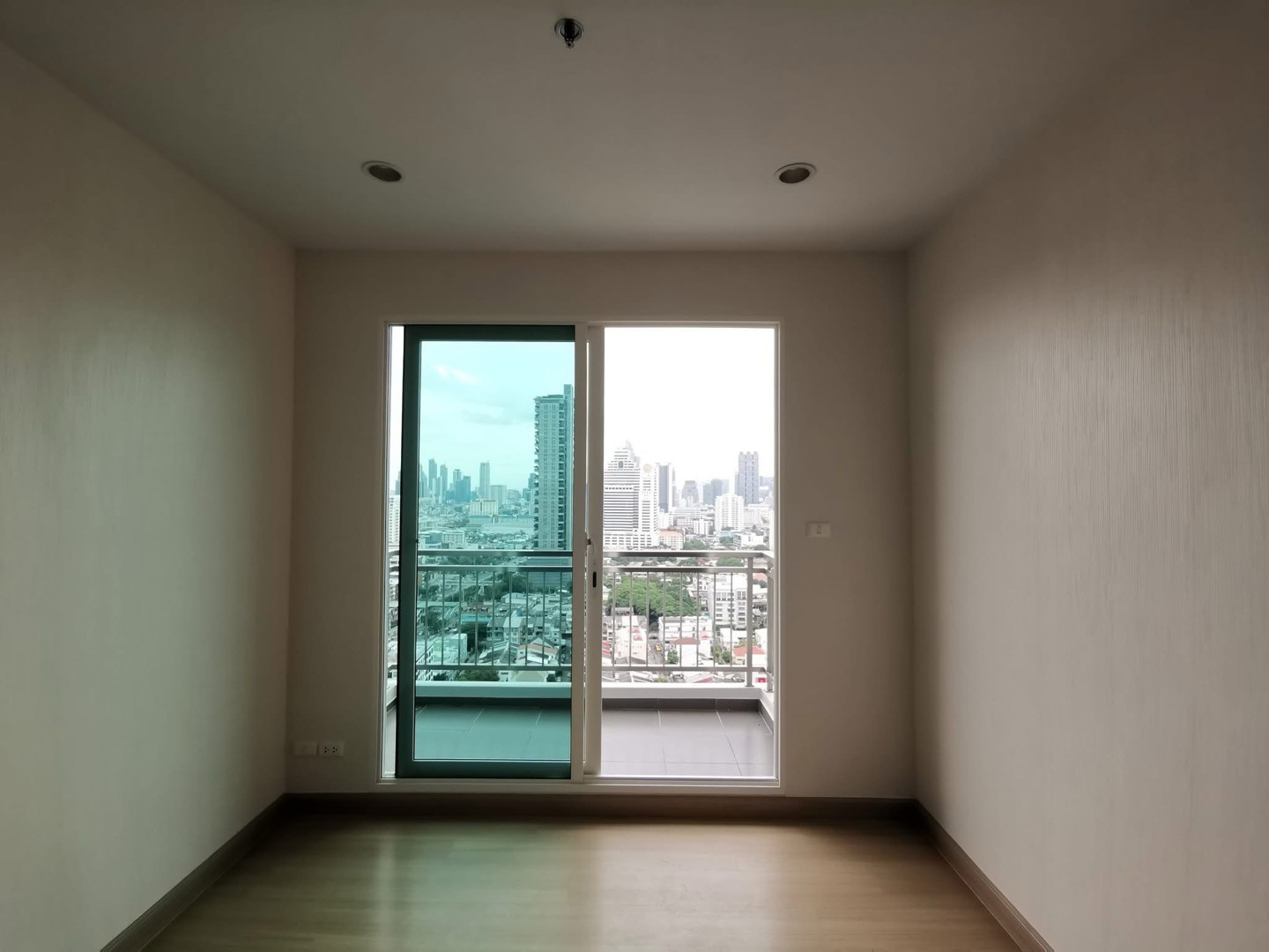 Condo for sale Supalai Lite Ratchada-Narathiwat
Large room, high floor, open city view, airy condition. Location connected to the city center Condo for sale Supalai Lite Ratchada-Narathiwat
Large room, high floor, open city view, airy condition. Location connected to the city center
