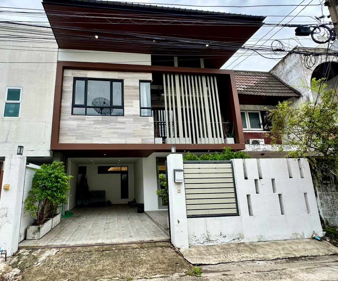 [For sale] Newly renovated townhome 30 sq m. Ekkamai 22 (Thalup Pridi 41) 3 bedrooms, 3 bathrooms, ready to move in/for rent.