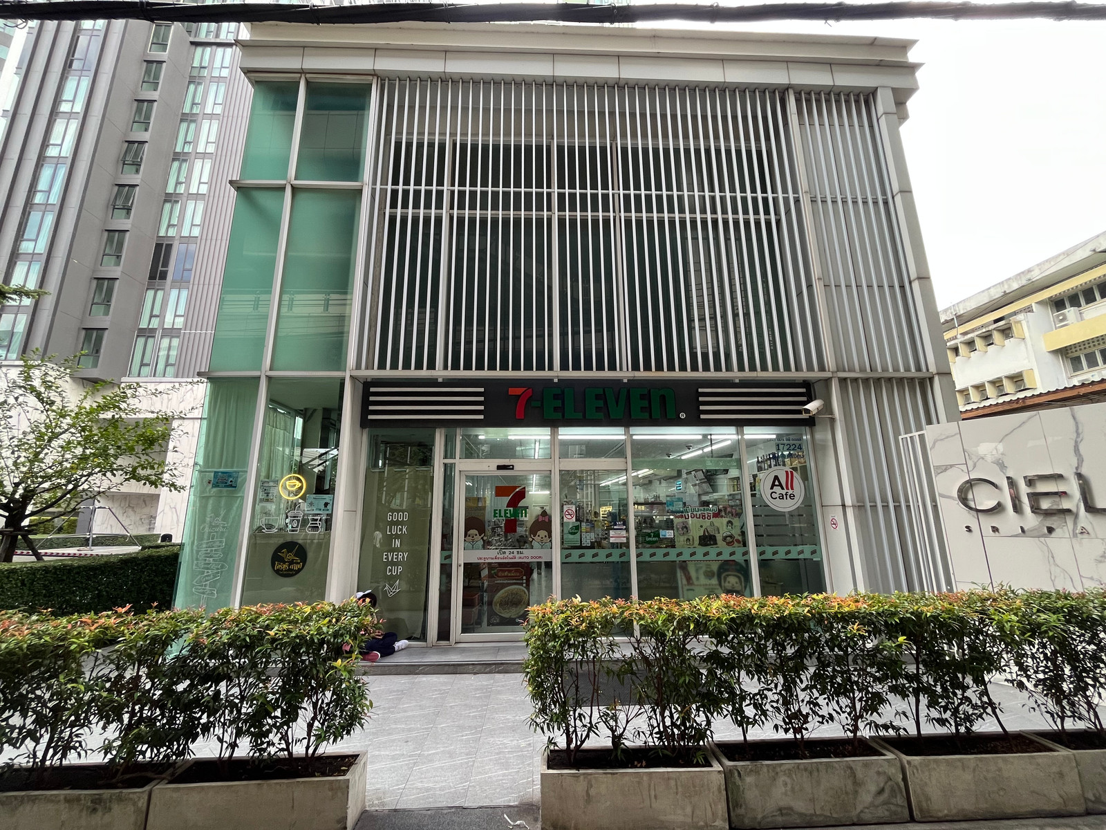 Large store for sale in the Ciela Sriprathum project by Grand Unity with tenant 7-Eleven, a leading convenience store for long-term renters. Ideal for investors looking for high quality rental properties. Have consistent income every month 087-808-3690 Large store for sale in the Ciela Sriprathum project by Grand Unity with tenant 7-Eleven, a leading convenience store for long-term renters. Ideal for investors looking for high quality rental properties. Have consistent income every month 087-808-3690