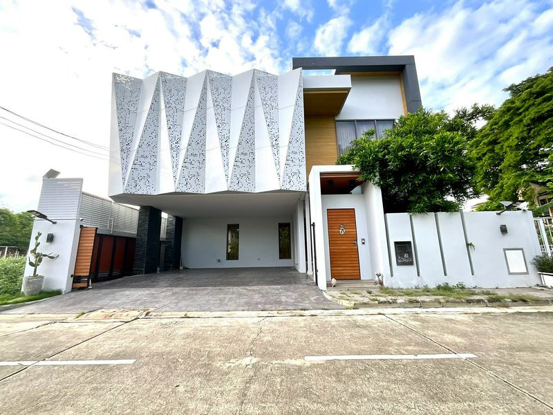 [ขาย] บ้านเดี่ยวหรู สร้างเองสไตล์ Modern Luxury รามอินทรา 57 (109 ตร.ว.) พร้อมสระว่ายน้ำส่วนตัว ระบบ Smart Home ทั้งหลัง ใกล้ MRT วัชรพล เพียง 200 ม.