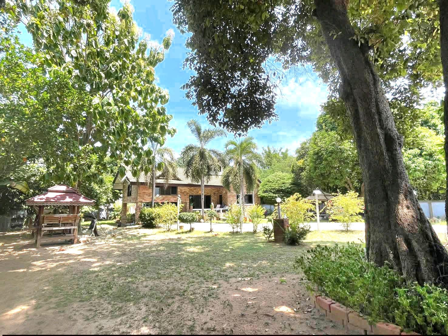 Single house for sale in Na Jomtien. The atmosphere of the garden is beautiful and shady. Single house for sale in Na Jomtien. The atmosphere of the garden is beautiful and shady.