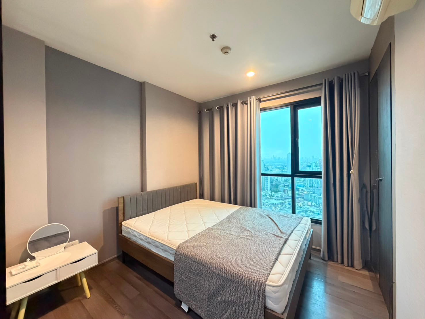 RENT 14,000 baht 1 bed : The Base Park West 37FL. RENT 14,000 baht 1 bed : The Base Park West 37FL.