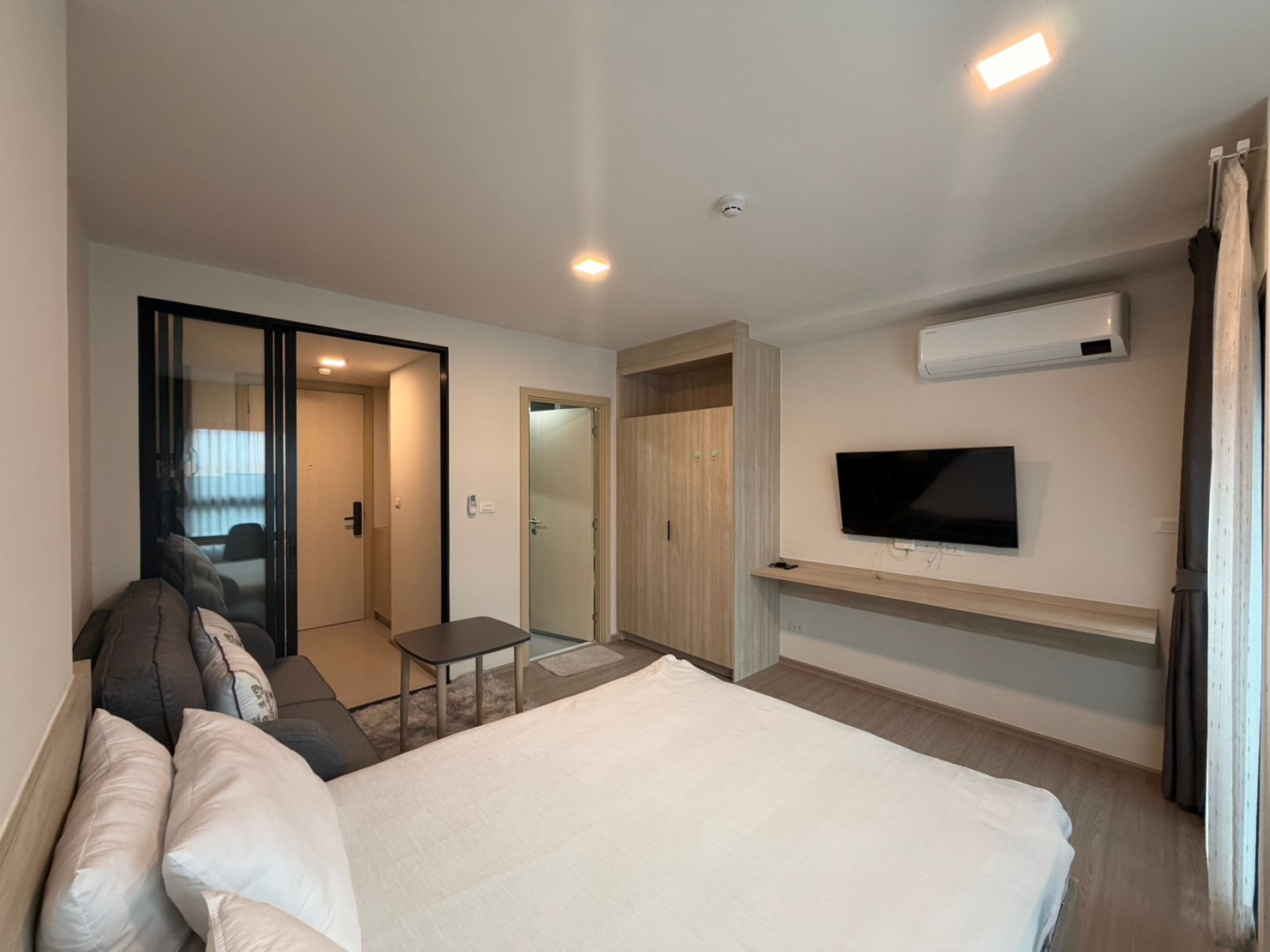 🏙️ **Condo for rent, pool view, The Best Downtown Khon Kaen** ✨ Room size 24 sq m, Building A, 8th floor, 9,000 baht/month, contact Line @802dkhwu, quick response, make an appointment to see the room right away.