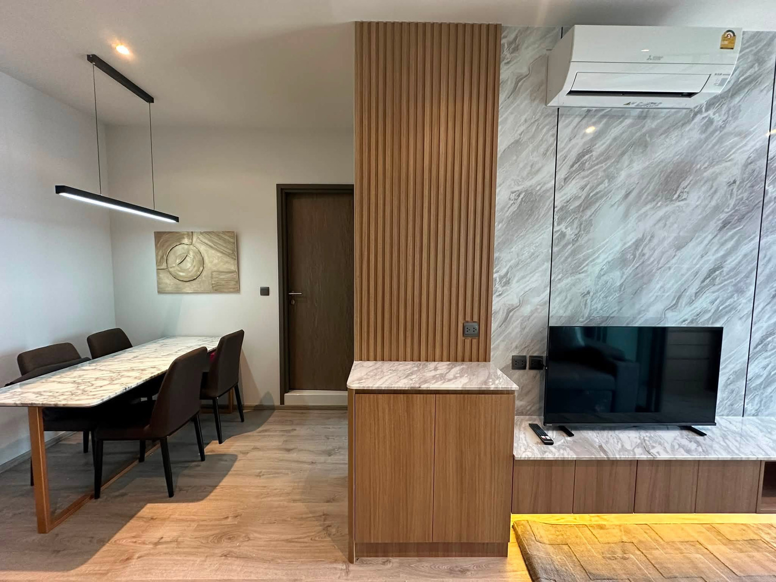 Rhythm Ekkamai Estate, condo in the heart of the city, nice looking, luxurious room, available and ready for rent. Rhythm Ekkamai Estate, condo in the heart of the city, nice looking, luxurious room, available and ready for rent.