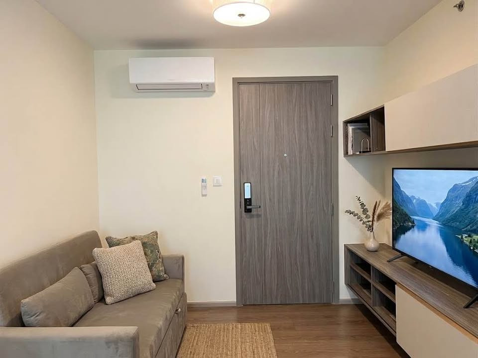 KnightsBridge Phaholyothin Interchange, newly decorated room, not crowded, available and ready for rent. KnightsBridge Phaholyothin Interchange, newly decorated room, not crowded, available and ready for rent.