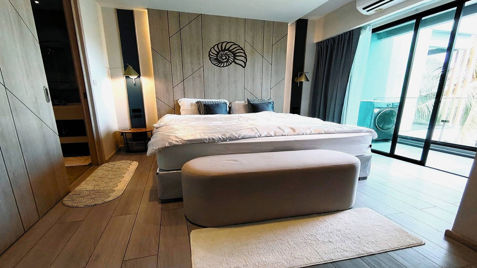 For sale/rent, beachfront condo, Carapace Hua Hin-Khao Tao (Carapace Huahin), 32 sq m., pool view, large common area, resort level. You can walk straight into the sea!
