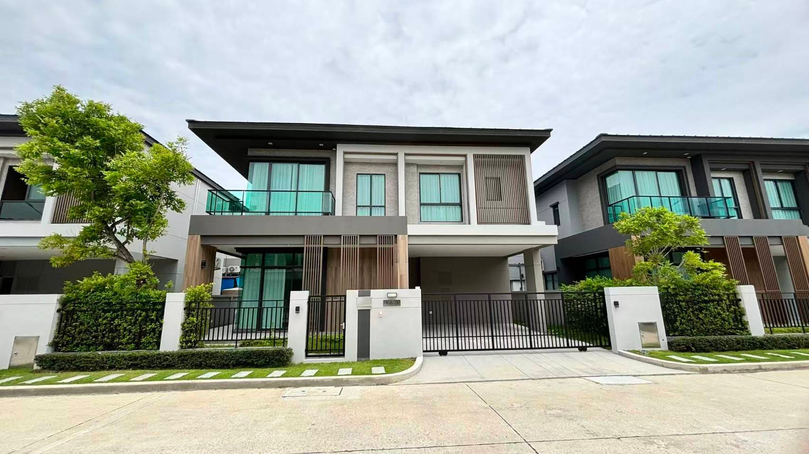 Luxury detached house for rent, Bangkok Boulevard Bangna-Srinakarin. Large luxury detached house, LANAI Series, convenient for every trip!!