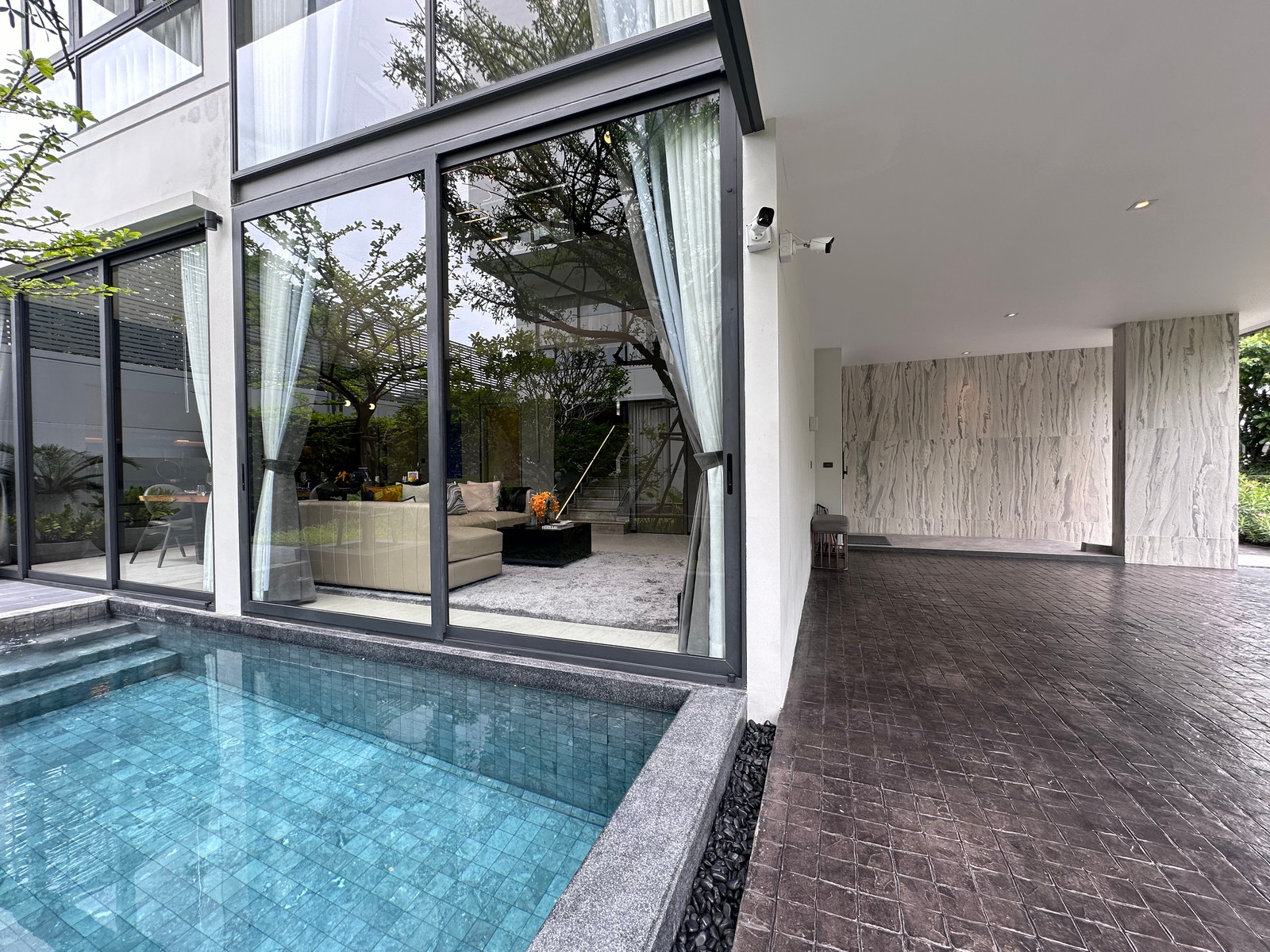 Artale asoke-rama9, a luxury house in the heart of the city with both a Pool Villa and a private elevator.