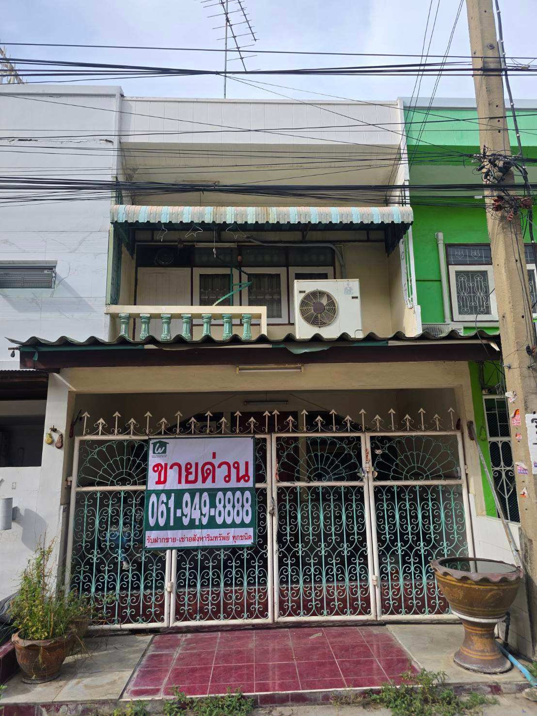 Urgent sale, cheapest, 2-story townhouse, Rama 2 Road, Soi 49, sold as is, 150 meters from the entrance of the alley, convenient travel, near SB Design Square Rama 2, contact Sumet 061-949-8888.