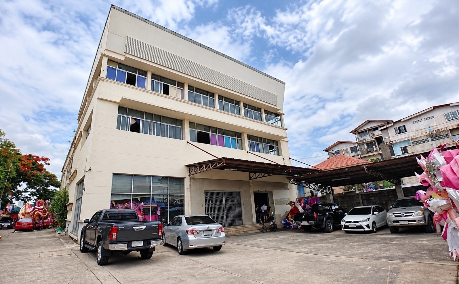 Commercial building for sale, 3 and a half floors Commercial building for sale, 3 and a half floors