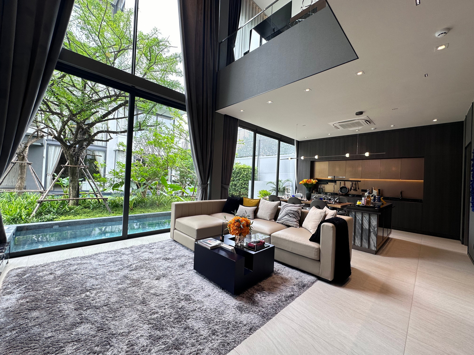 House for sale Artale asoke-rama9. The house has a pool villa and private elevator.
