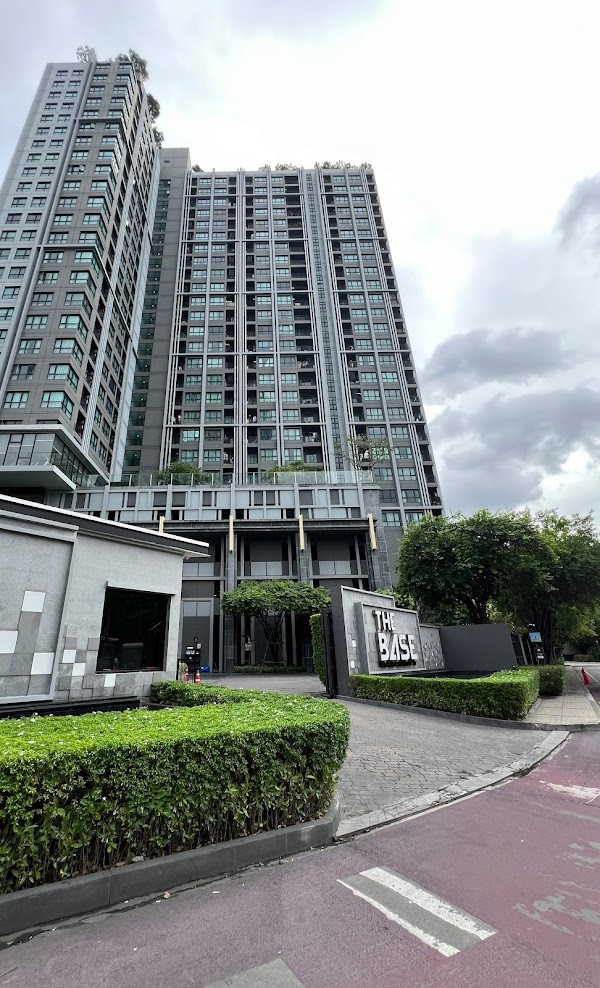 THE BASE PARK EAST SUKHUMVIT 77 for sale with tenant! 🔥 Selling at a loss ✅ Cheapest selling in the project, 2.6 million baht 30.50 sq m. Rental Yield 9.2% per year 📅 Rent 12,000 baht/month 🚫 No Co-agent THE BASE PARK EAST SUKHUMVIT 77 for sale with tenant! 🔥 Selling at a loss ✅ Cheapest selling in the project, 2.6 million baht 30.50 sq m. Rental Yield 9.2% per year 📅 Rent 12,000 baht/month 🚫 No Co-agent
