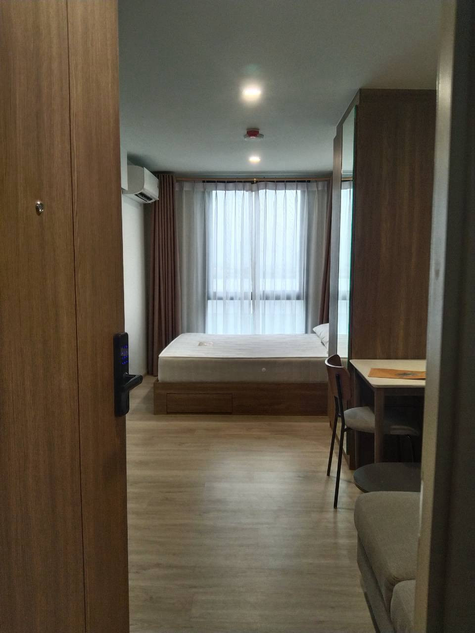 ห้องว่างปล่อยให้เช่า เฟอร์นิเจอร์และเครื่องใช้ไฟฟ้าตกแต่งครบ น่าอยู่ วิวรถไฟ้า ฟรีค่าส่วนกลางฟรีที่จอดรถ – รูปที่ 2
