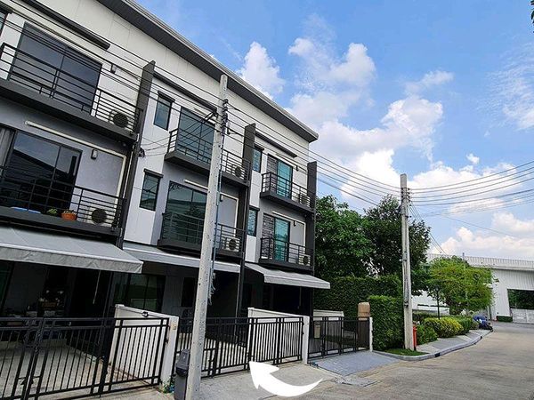 For rent, 3-story townhome ✨ Baan Klang Muang Ratchaphruek - Rattanathibet, 3-story townhome, size 24 sq m. • Usable area approximately 145 sq m. • 3 bedrooms | 3 bathrooms • Parking for 2 cars in the house • Fully furnished Ready to move in immediately 
