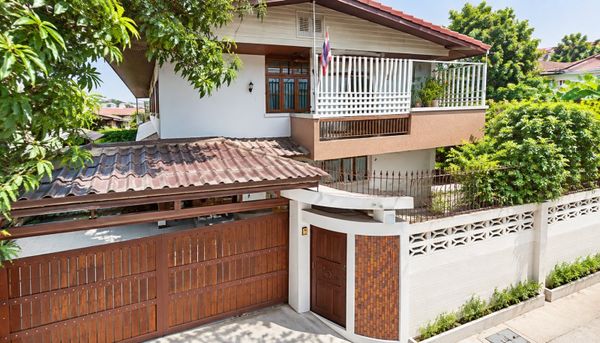 5A/C 2-story detached house located 1.2 km. from MRT Sutthisan. Features 3 bed 3 bath a 50 sq.wa. la