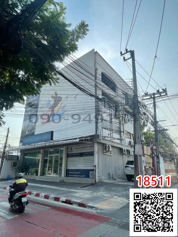 For rent, large commercial building, 3 and a half floors, located at the corner of Punnawithi 20 (Soi Sukhumvit 101/1), near BTS Punnawithi.