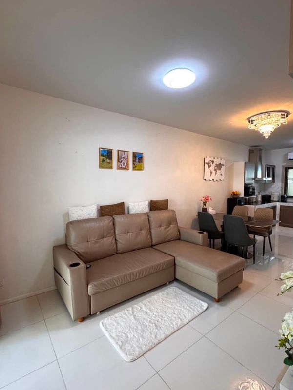 ✨🏡โครงการ คราฟท์ บางนา ( Kraf Bangna ) 🚗 เพียง 15 นาทีถึงเมกาบางนา 🛋️ ห้องนั่งเล่นและพื้นที่รับประทานอาหารแบบ Open-plan สไตล์โมเดิร์น