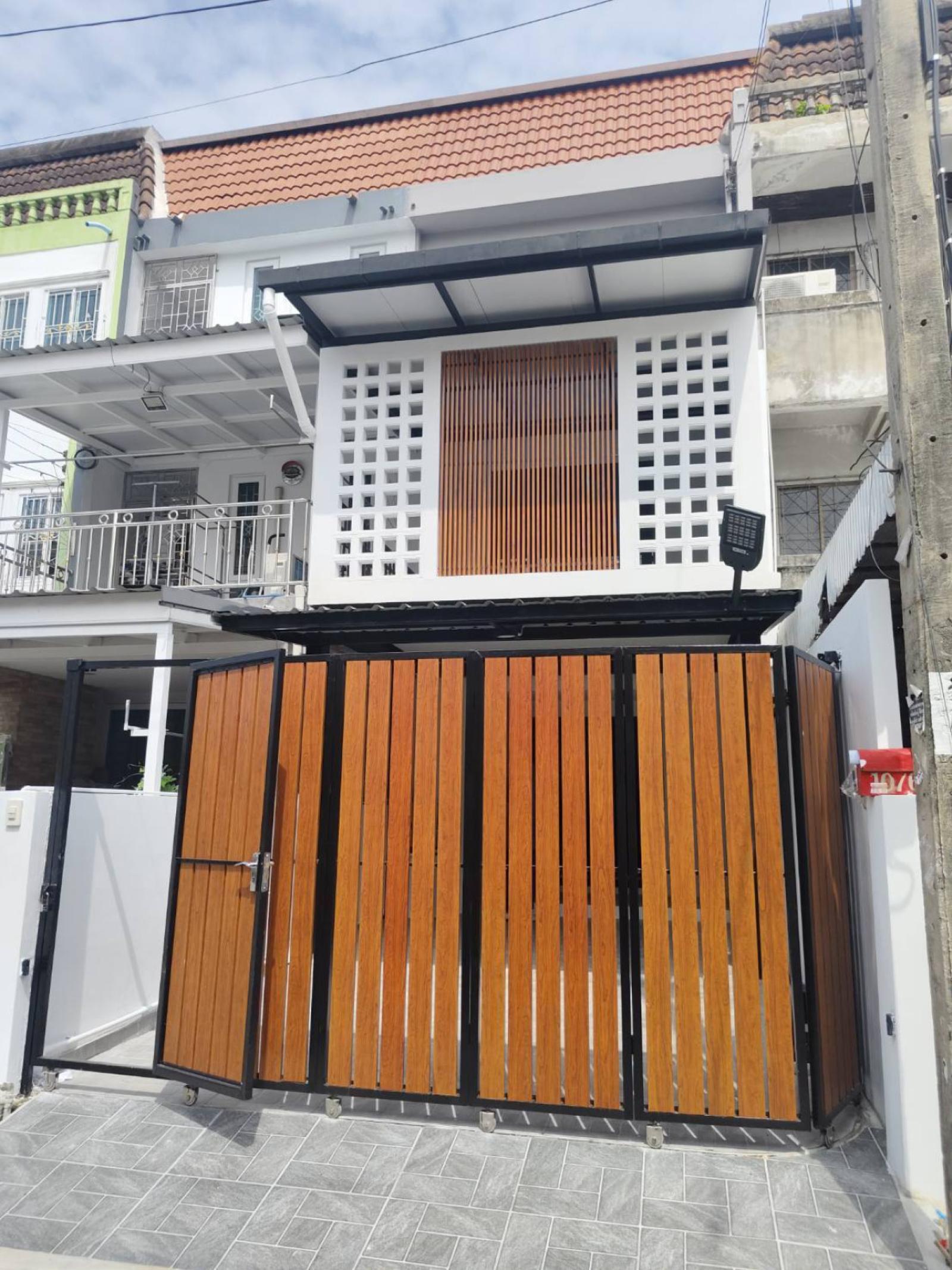 For Sale Three - storey townhouse, 20 square wah, Soi Ladprao 93. , Khlong Chao Khun Sing , Wang Thong Lang , Bangkok , CX-177957