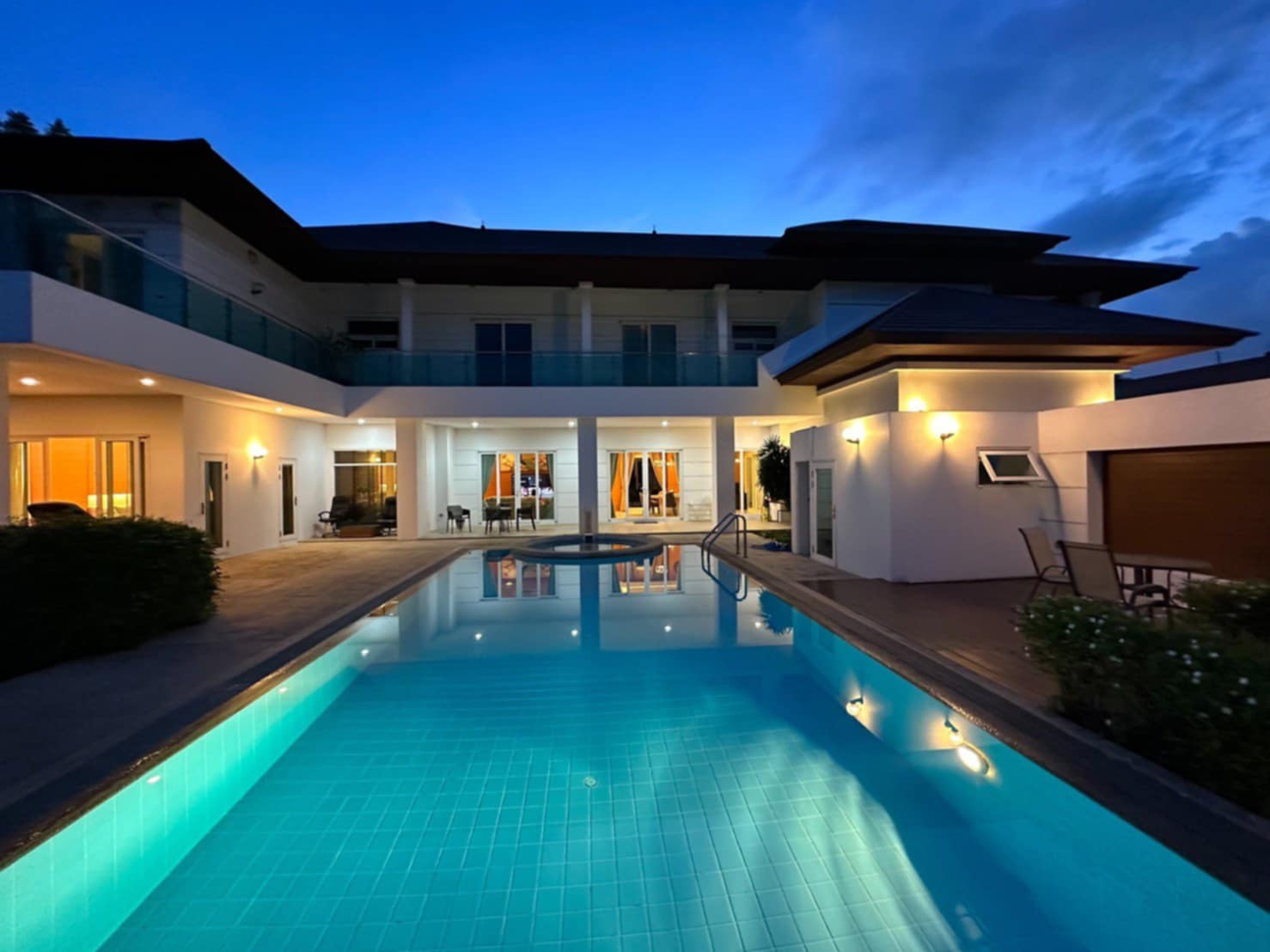 Luxurious house for rent, Windmill Village Bangna-Trad KM.10 (near golf course) 619 sq m, 1400 sq m, decorated with built-ins throughout. Extra wide house with a large shady garden. Very romantic atmosphere By the private swimming pool – รูปที่ 4