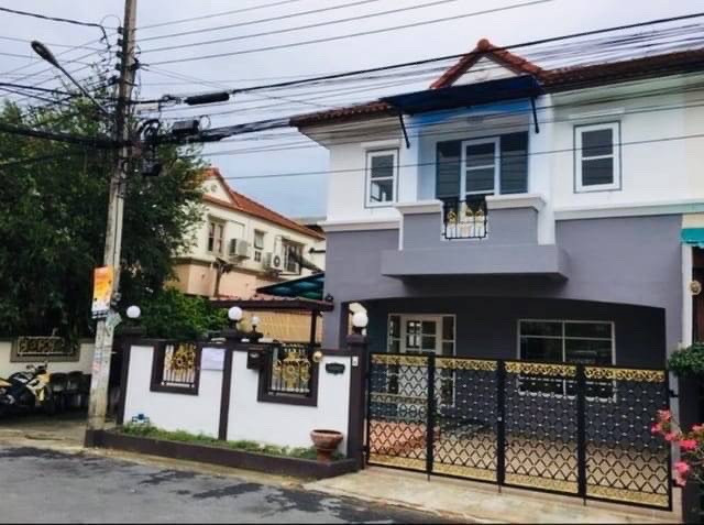 🟢 Townhome for rent, 2 floors, large house, spacious area, installed 2 air conditioners, water pump, water tank, wrought iron, mosquito screen, and complete set of curtains. Ready to move in – รูปที่ 2