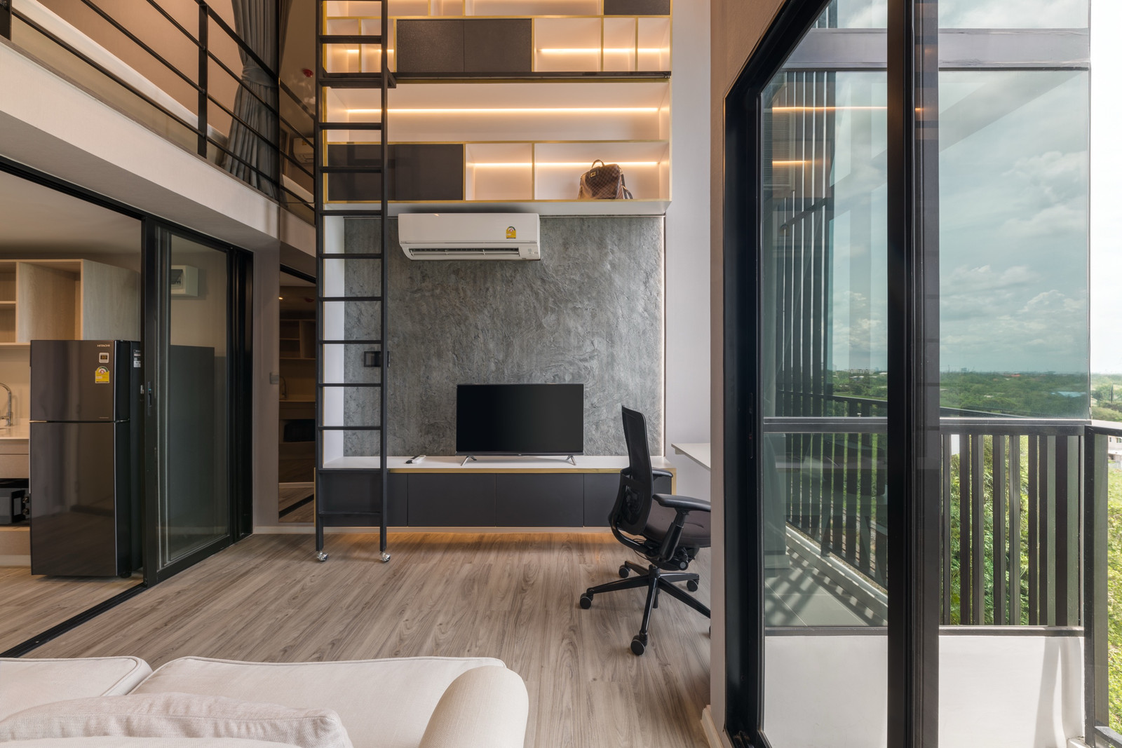 Kave Mutant Salaya | Kave Mutant Salaya, duplex room, ceiling height 4.8 meters. Kave Mutant Salaya | Kave Mutant Salaya, duplex room, ceiling height 4.8 meters.