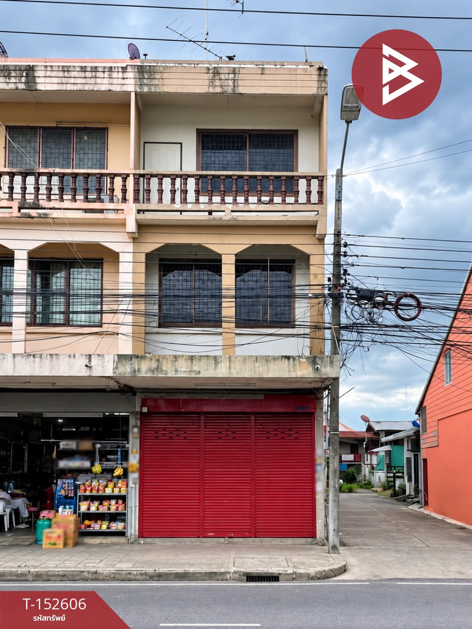 Commercial building for sale, 3 and a half floors, area 19.4 sq m, Ban Rai, Ratchaburi, good location next to the road.