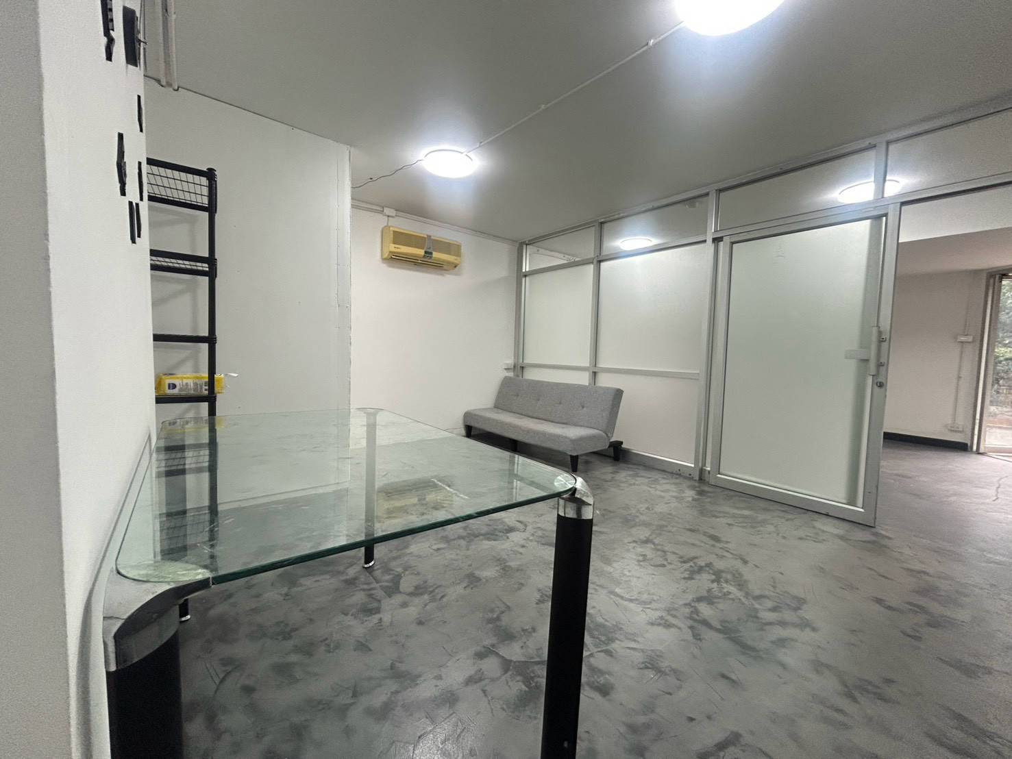 🏢 Space for rent on the 1st floor under Condo Ratchada Soi 10, suitable for setting up an office. Good location near Ratchada-Rama 9 Road.