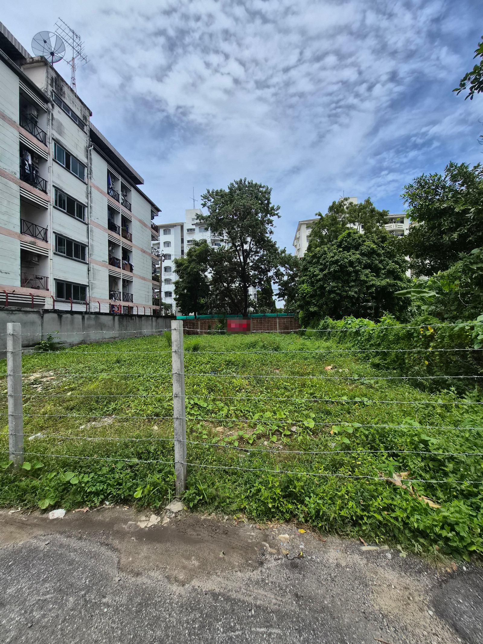 Land for sale in prime location Soi Suea Yai Uthit, Soi Ratchadaphisek 36 Land for sale in prime location Soi Suea Yai Uthit, Soi Ratchadaphisek 36