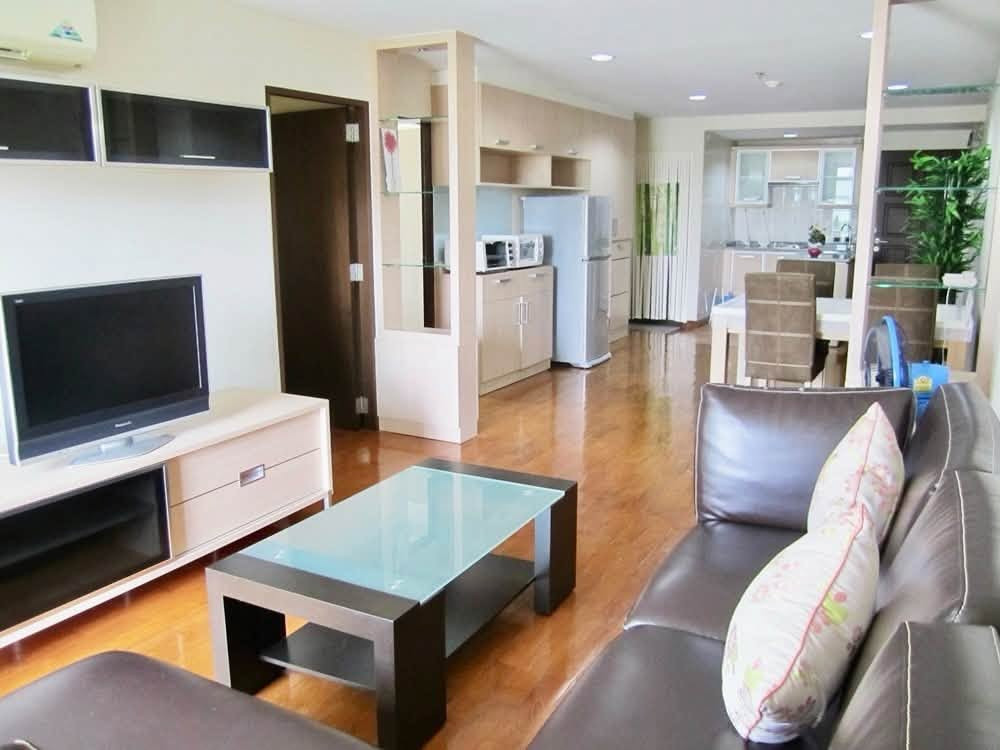 Paphada Silom Condo, 3 bedrooms, 2 bathrooms, large room size 110 sq m., near BTS St. Louis, Wat Khaek Silom, rent 40000, ready to move in.