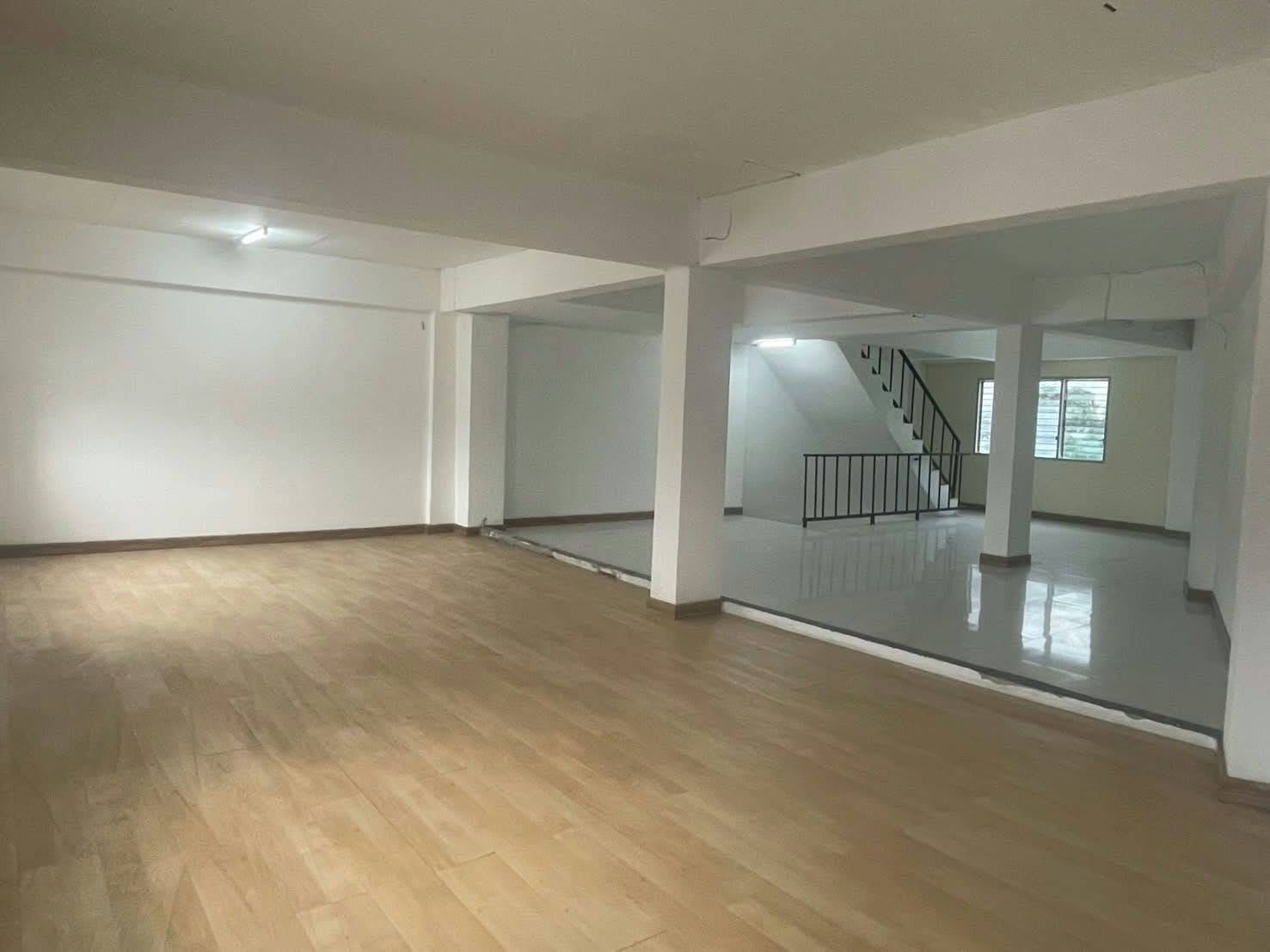 Two adjoining commercial units with an open-plan, spacious layout, just 4 minutes from Kad Farang.  – รูปที่ 3