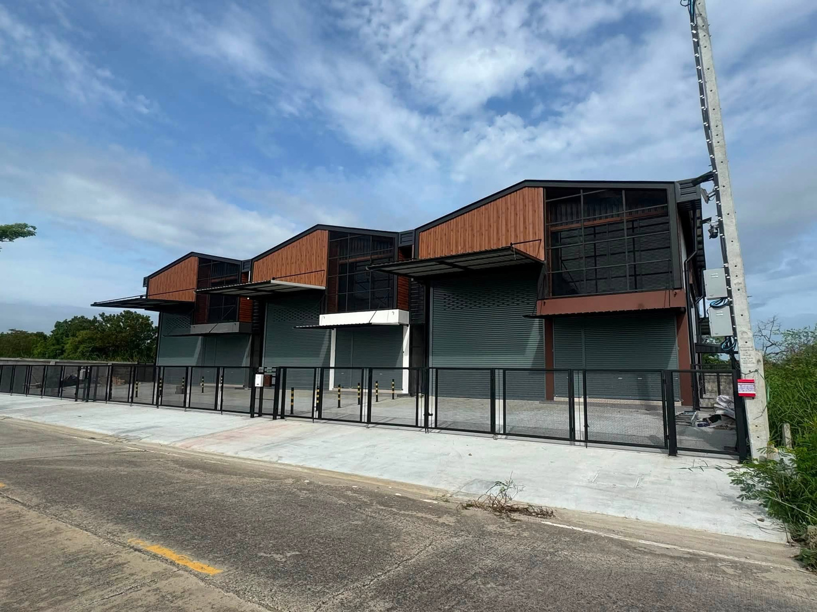 Warehouse with office for rent Usable area 180 square meters, en-suite bathroom, with office, Sala Sala Subdistrict, near the shipping center, Mahidol University, Kirin Market, Salaya Market. Warehouse with office for rent Usable area 180 square meters, en-suite bathroom, with office, Sala Sala Subdistrict, near the shipping center, Mahidol University, Kirin Market, Salaya Market.