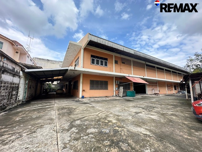 Over 2 rai of land with building 2,203 sq m. Suksawat 64, move your business in now. No need to buy empty land and wait for construction. Price 39 million baht.